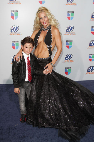 Illustration for article titled Boobage. Glitz. Death Stares. It's The Univision Red Carpet!